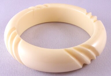 LG74 ivory slash carved lucite bangle